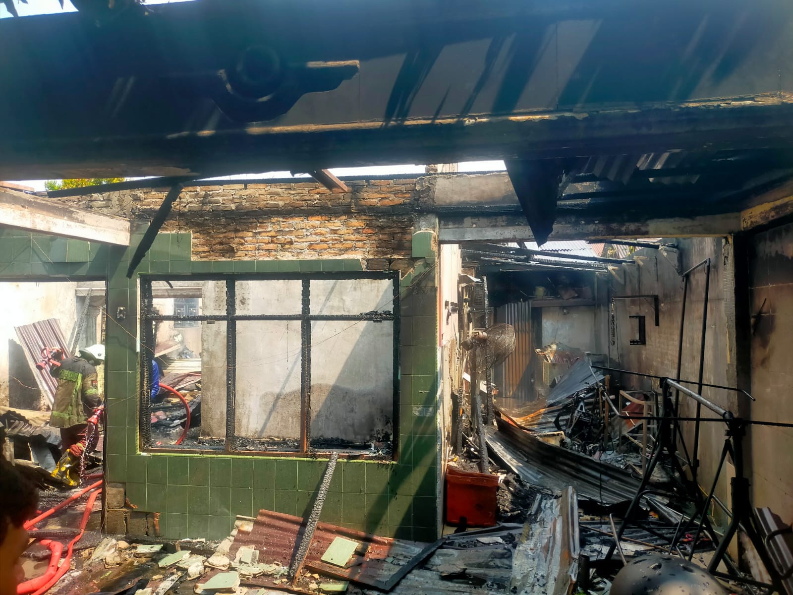 Kebakaran pada Pukul 13.31 WIB di Jln. Cangkir Lingk. IV Kel. Sei Putih Tengah Kec. Medan Petisah. Objek Terbakar 1 (Satu) Unit Rumah Permanen dengan persentase terbakar 90%