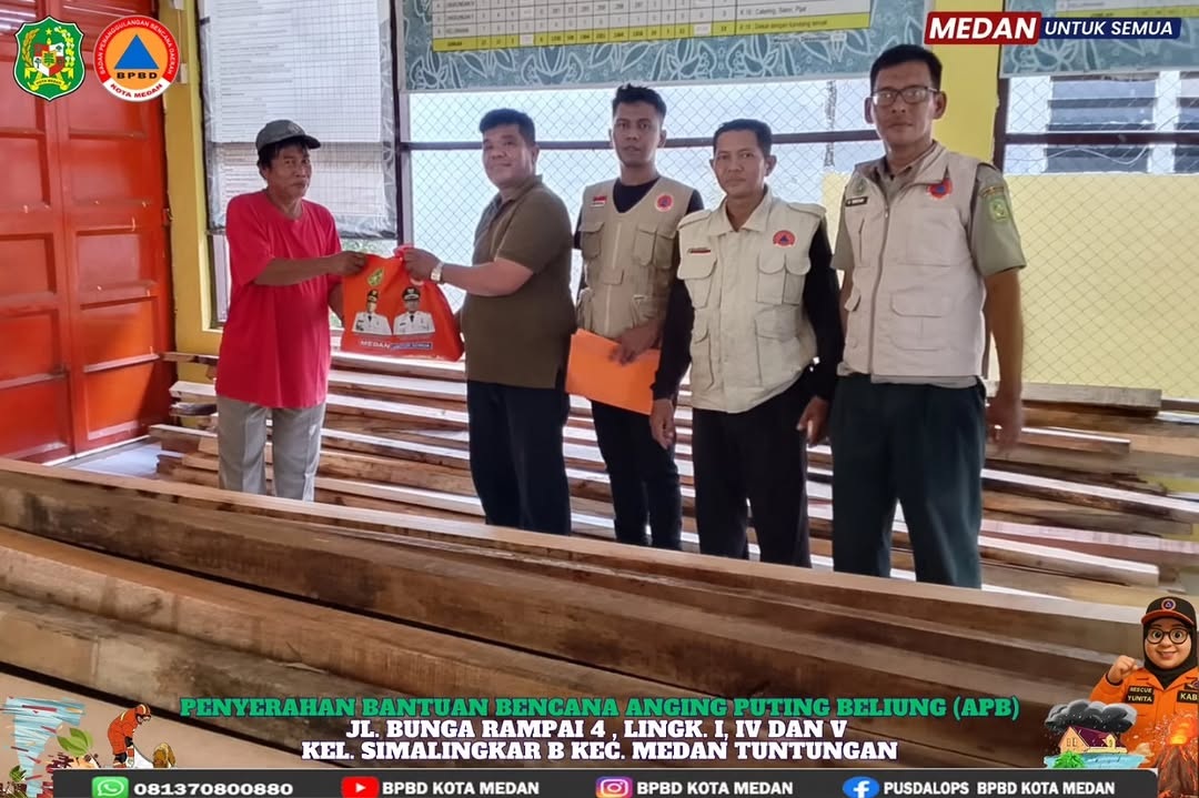 Pemberian bantuan kepada masyarakat yang terkena Bencana Angin Puting Beliung (APB)