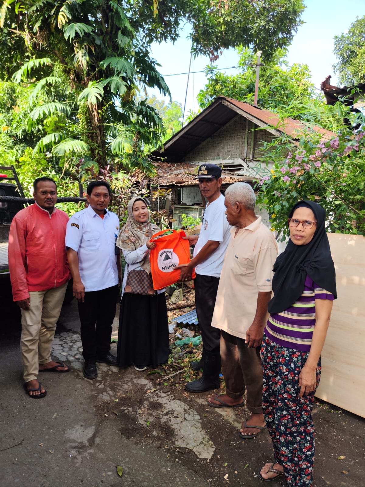Pemberian bantuan kepada masyarakat yg terkena bencana Angin Puting Beliung